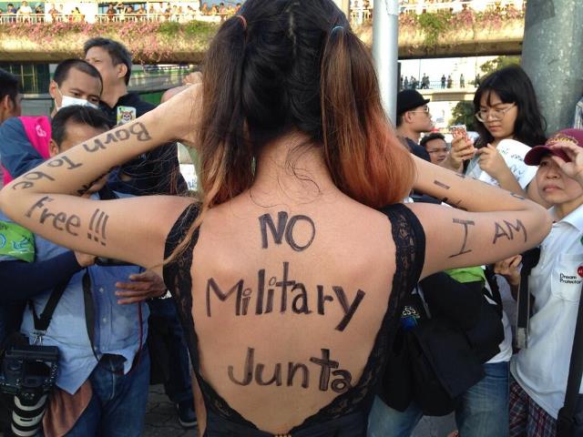 Auch dieses Foto entstand ebenfalls bei der Demonstration in Bangkok