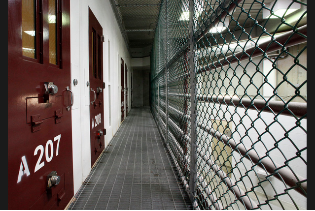 Blick auf einen Gang in Guant&aacute;namo