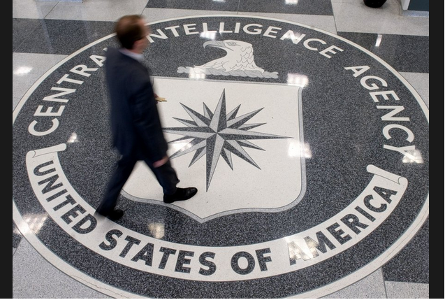 Ein Mann geht &uuml;ber das Logo der CIA